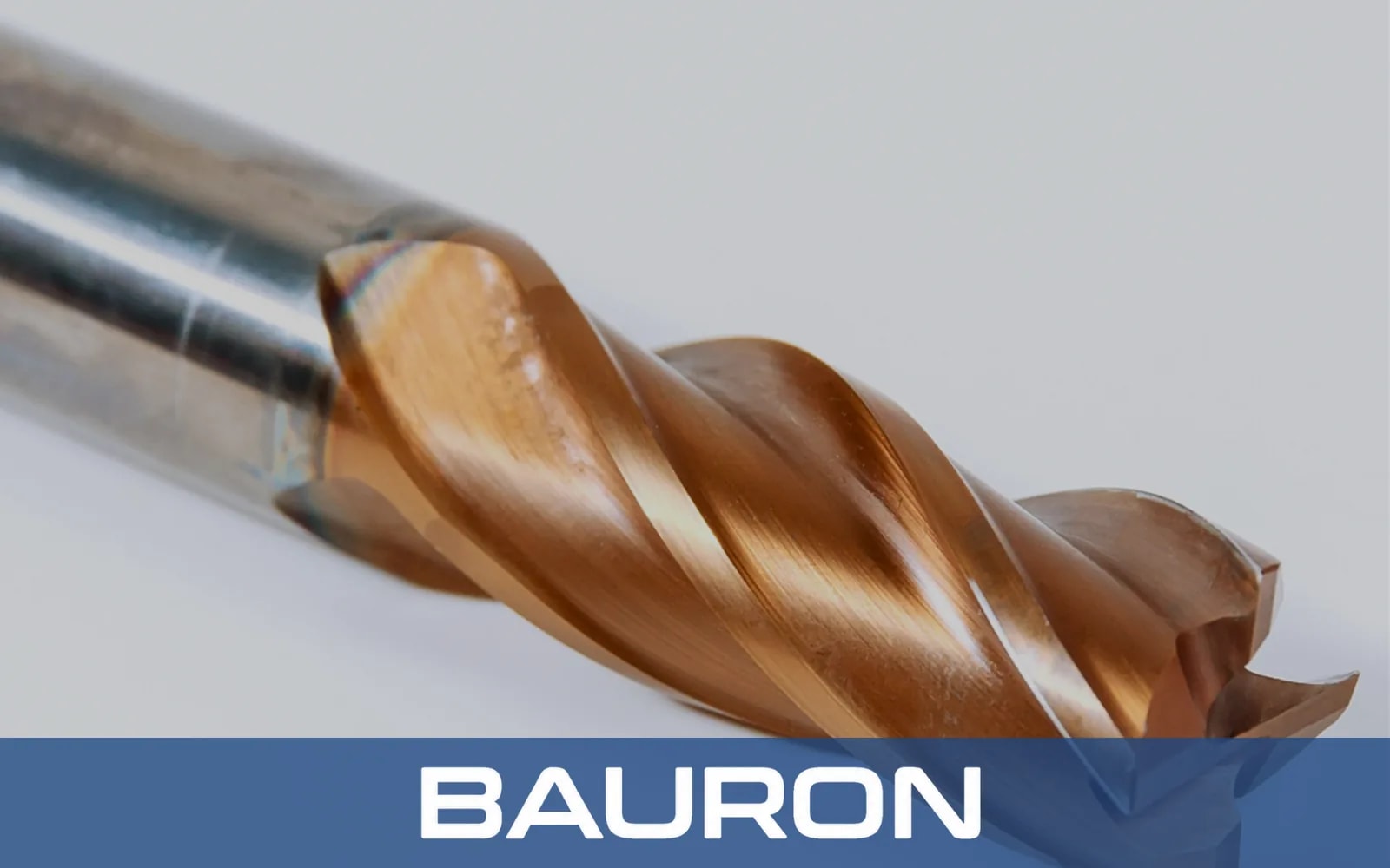 Grande plano de uma fresa de topo em metal duro com revestimento cor de bronze